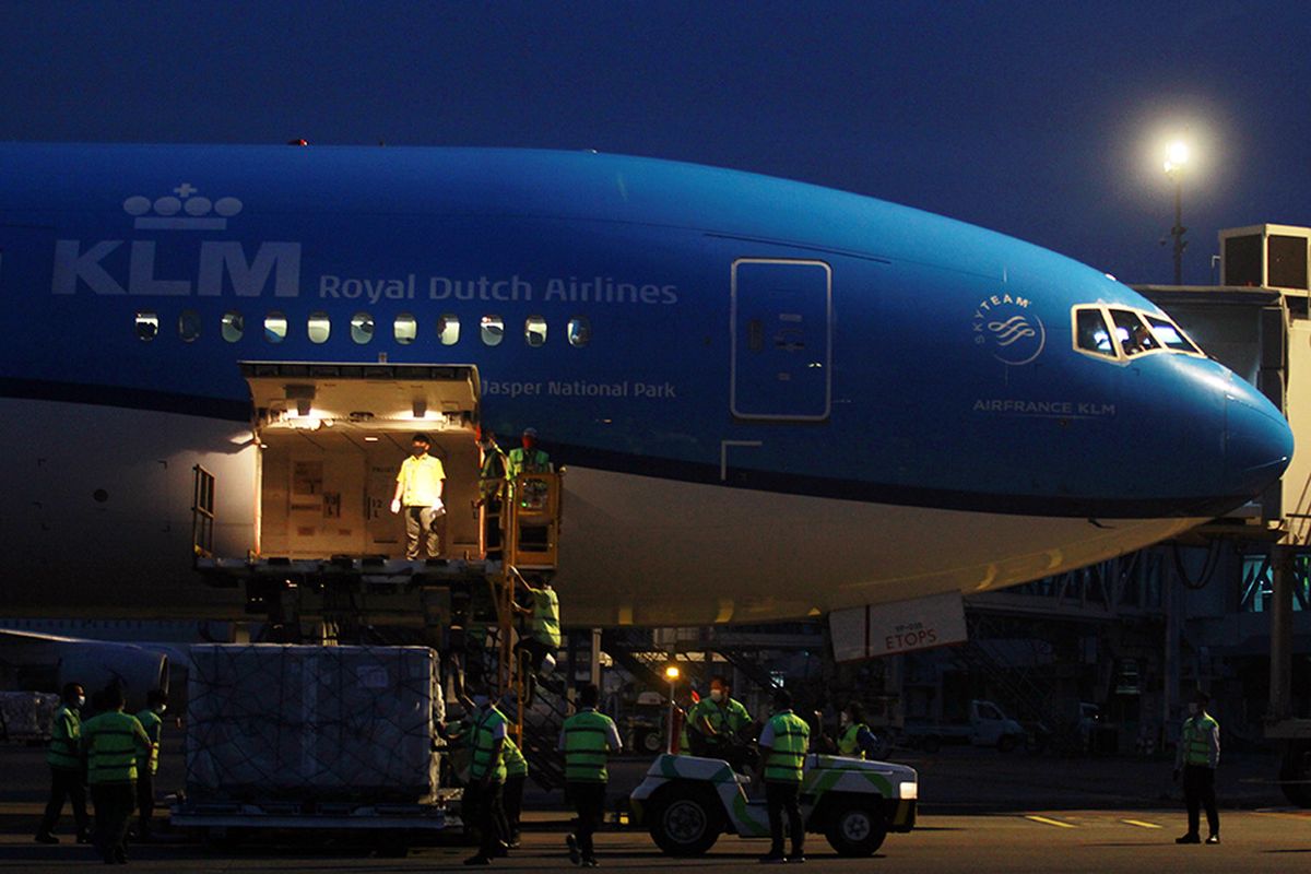 Pekerja kargo menurunkan kontainer berisi vaksin Covid-19 AstraZeneca dari atas pesawat setibanya di Bandara Internasional Soekarno Hatta, Tangerang, Banten, Senin (8/3/2021). Sebanyak 1.113.600 vaksin virus corona (Covid-19) jadi asal perusahaan farmasi Inggris 'AstraZeneca' tiba di Indonesia melalui skema kerja sama multilateral Aliansi Global untuk Vaksin dan Imunisasi (GAVI) COVAX Facility yang selanjutkan akan diproses di Bio Farma, Kota Bandung.