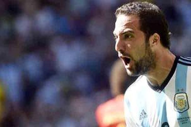 Penyerang Argentina, Gonzalo Higuain, merayakan gol yang dicetaknya ke gawang Belgia pada semifinal Piala Dunia 2014 di Mane Garrincha National Stadium du Brasilia, Sabtu (5/7/2014).