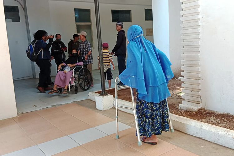 Sejumlah pasien RSUD Syekh Yusuf, Kabupaten Gowa, Sulawesi Selatan memilih pulang setelah berjam jam menunggu tanpa pelayanan medis akibat aksi mogok oleh seluruh dokter. Senin, (6/11/2023).