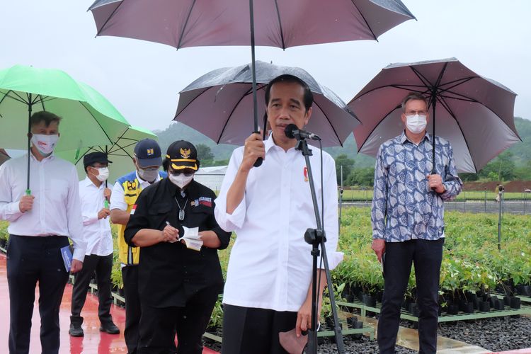 Presiden Joko Widodo mengajak sejumlah duta besar negara sahabat mengunjungi Pusat Persemaian Rumpin, Jumat (19/11/2021).