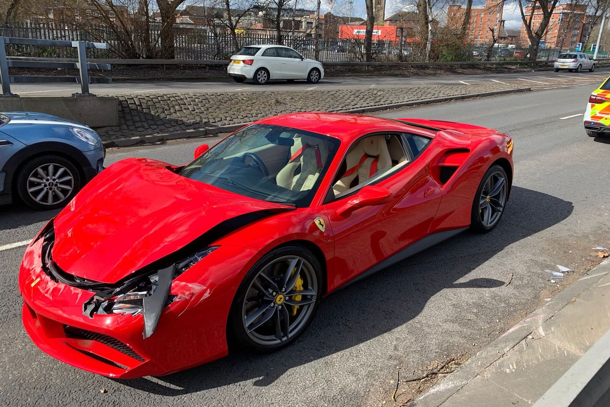 Sebuah Ferrari 488 GTB mengalami kecelakaan di kota Derby, Inggris pada Jumat (1/4/2022). Mobil ini padahal baru saja dibeli pemiliknya dari dealer dan langsung menabrak pembatas jalan setelah melaju sejauh 3,2 kilometer.