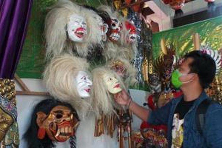Suvenir khas Bali di Toko Aneka pada Pesta Kesenian Bali (PKB) ke XXXVII di Art Centre, Denpasar. PKB berlangsung hingga 11 Juli 2015.