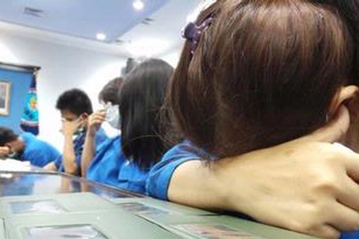 Enam warga negara Indonesia yang terlibat sindikat penyelundupan sabu-sabu dari Malaysia ke Indonesia ditangkap oleh petugas Badan Narkotika Nasional. Dua orang wanita yang ditangkap tersebut menyelundupkan sabu-sabu dengan cara menelannya.