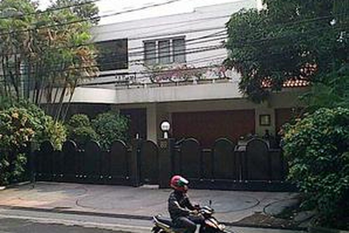 Rumah Djoko S. Tjandra di Jl. Simprug Golf I No.89 tampak sepi. Hanya dua orang satpam yang berjaga-jaga di depan rumah dua lantai tersebut. Rencananya Kejaksaan akan melakukan penjemputan paksa hari ini Selasa (16/6),setelah tiga kali dilakukan pemanggilan.