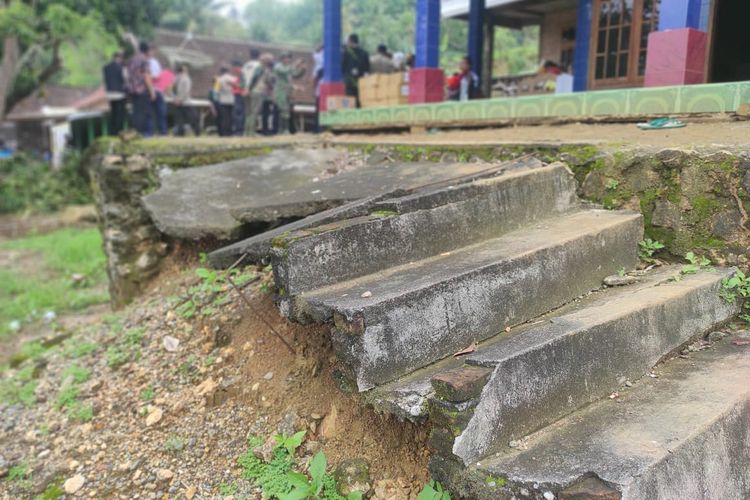 Dampak bencana tanah bergerak di Desa Balerejo, Kecamatan Panggungrejo, Kabupaten Blitar, Jawa Timur