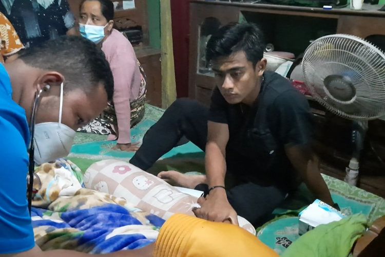 Pemain sepak bola Pratama Arhan sedang memijat Ibunya yang sakit di kampung halamannya di Desa Sidomulyo, Kecamatan Banjarejo, Kabupaten Blora, Jawa Tengah, Sabtu (8/1/2022)