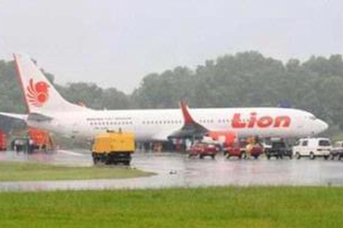 Pesawat Lion Air 737-900 ER dengan nomor pesawat PK-LHO asal Tarakan dengan tujuan Jakarta, tergelincir di Bandara Sepinggan Balikpapan, Minggu (23/10/2011) pagi.