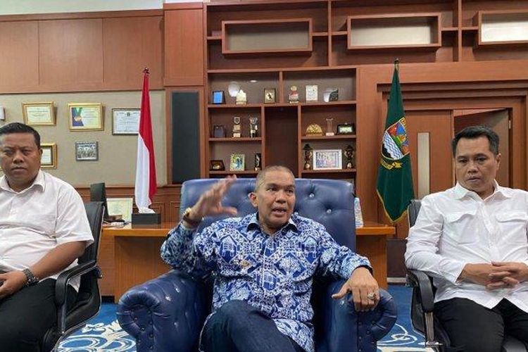 Pj Bupati Bandung Barat, Arsan Latif (tengah), menjelaskan soal pemeriksaan dirinya dalam kasus korupsi Pasar Cigasong, Majalengka.
