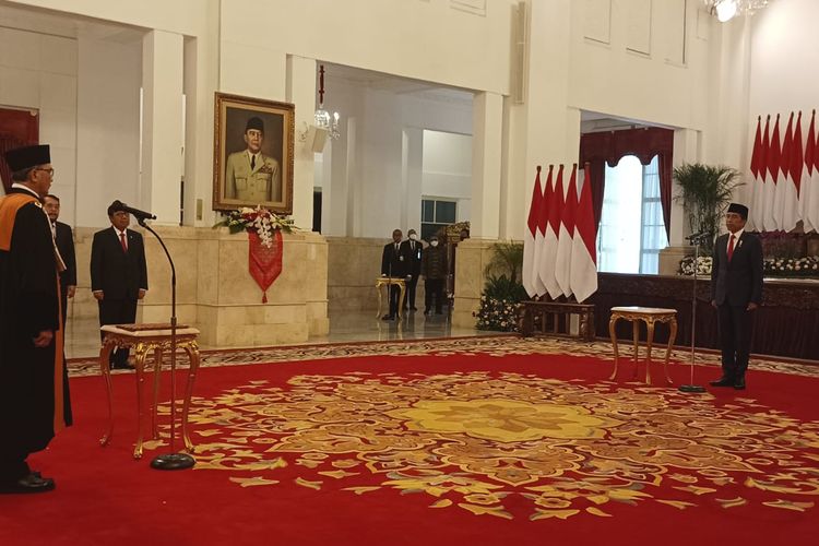 Hakim Agung Sunarto resmi menjabat sebagai wakil ketua Mahkamah Agung (MA) Bidang Yudisial setelah mengucapkan sumpah di hadapan Presiden Joko Widodo di Istana Negara, Jakarta, Senin (3/4/2023) sore.