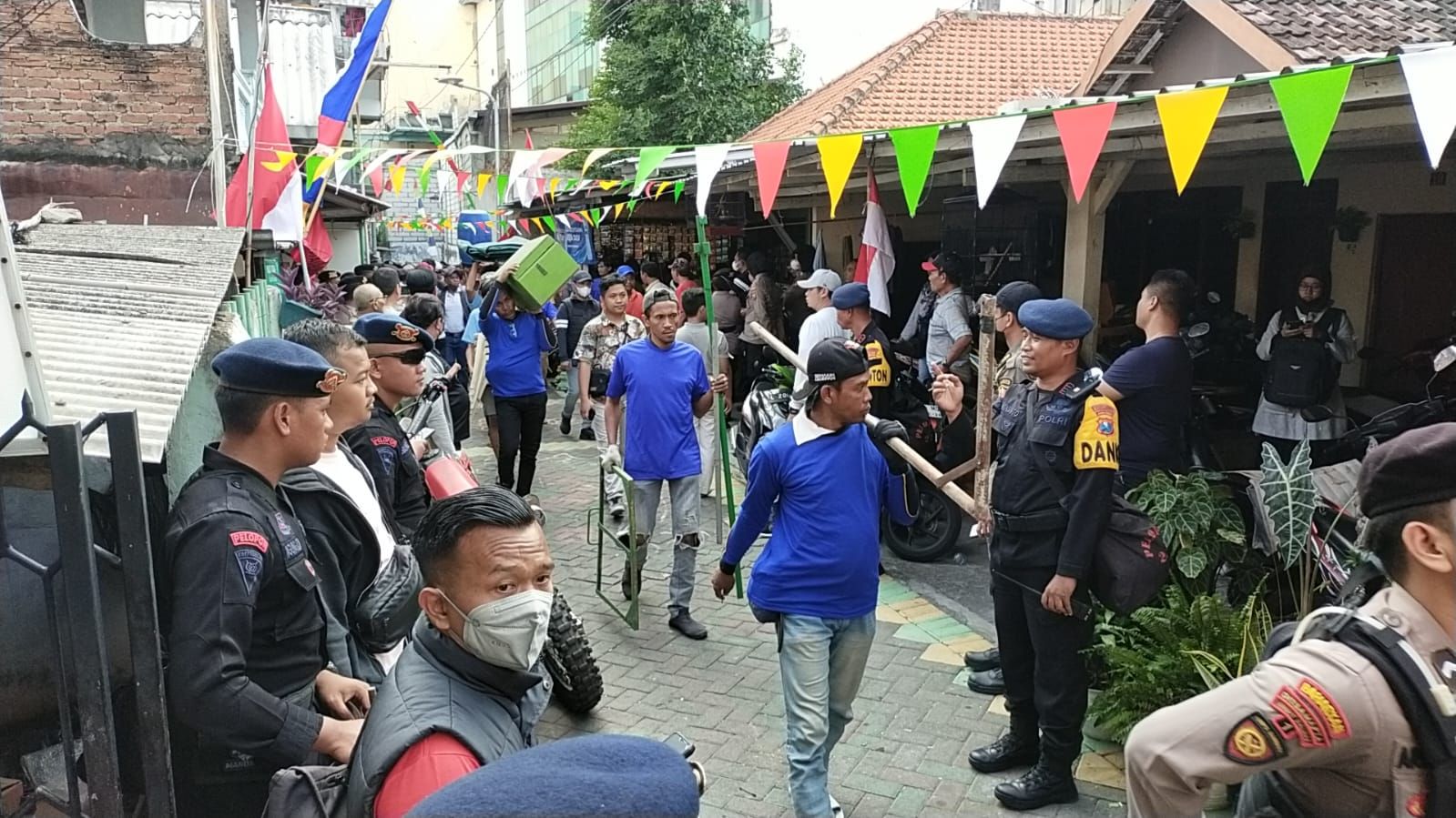 Eksekusi 28 Rumah di Surabaya, Diwarnai Tangisan Warga serta Ketegangan Polisi dan Wakil Wali Kota