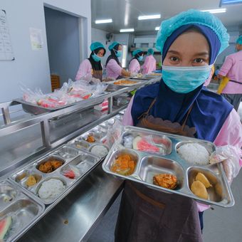 Relawan mengemas menu Makan Bergizi Gratis (MBG) di SPPG Polda Sultra, Kendari, Sulawesi Tenggara, Senin (19/1/2026). Kementerian Kesehatan mencatat hingga 8 Januari 2026 sebanyak 4.535 SPPG telah memiliki Sertifikat Laik Higiene Sanitasi (SLHS) dari total 19.188 SPPG yang terdaftar di Badan Gizi Nasional (BGN). 
