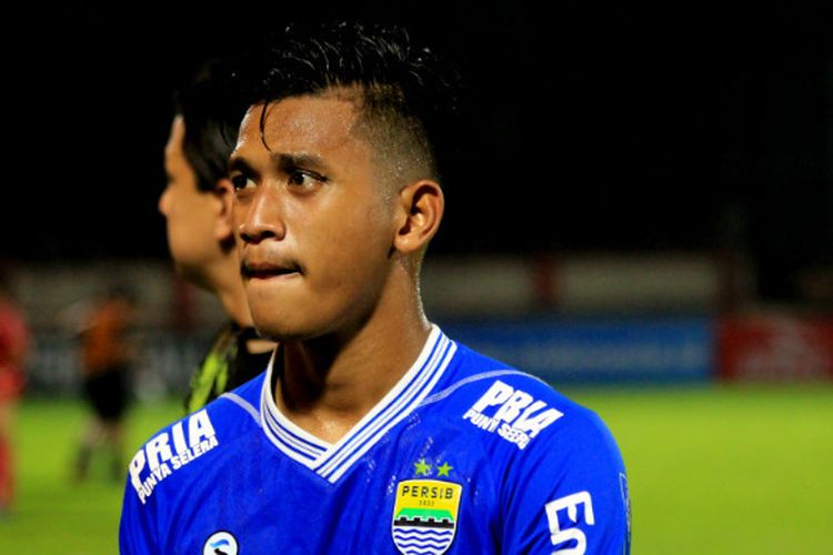 Indra Mustafa, bek muda Persib Bandung asal Bogor yang punya spesialisasi throw in jarak jauh.
