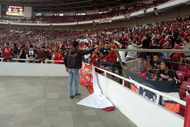 Pagar salah satu tribune di Stadion Utama Gelora Bung Karno, Jakarta, roboh saat final Piala Indonesia 2019 leg pertama antara Persija vs PSM Makassar, Minggu (21/7/2019) sore.