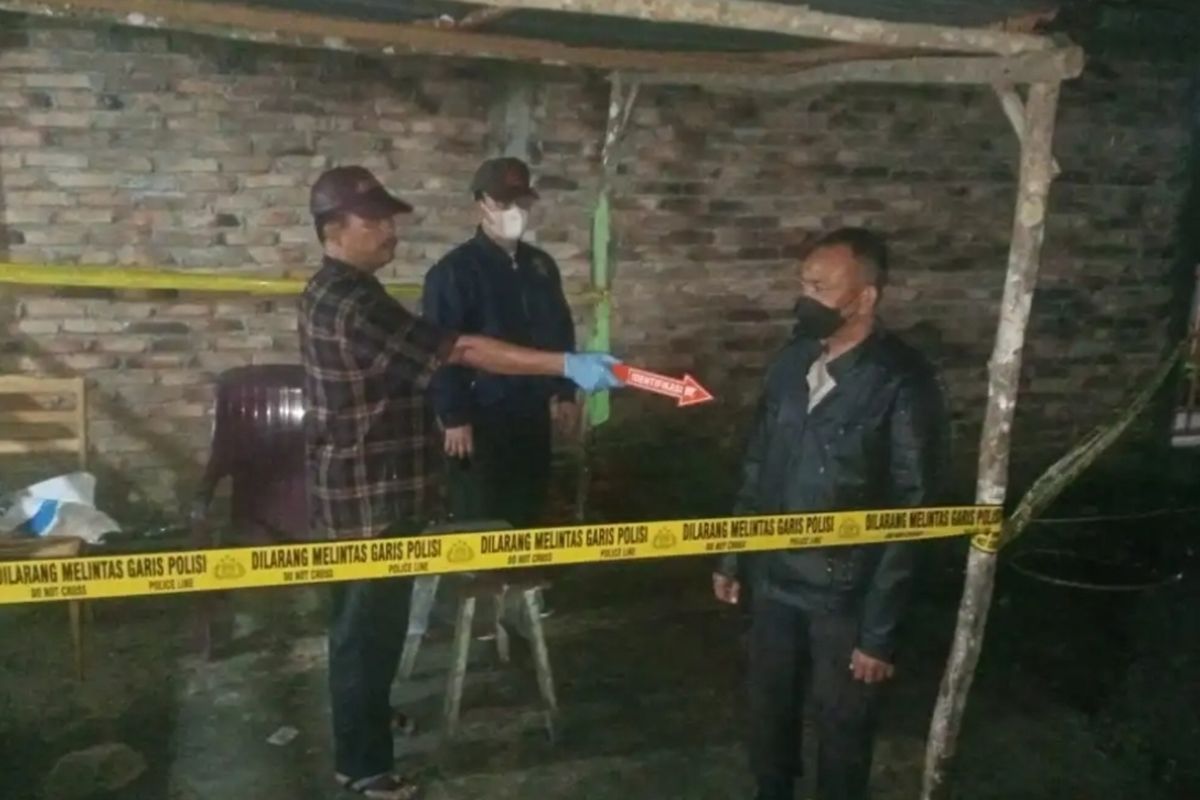 Foto: Polisi melakukan olah TKP di lokasi tempat penikaman di di Jalan Bah Birong, Kelurahan Sigulang gulang, Kecamatan Siantar Utara, Minggu (13/11/2022). |Dok: Polres Pematang Siantar.