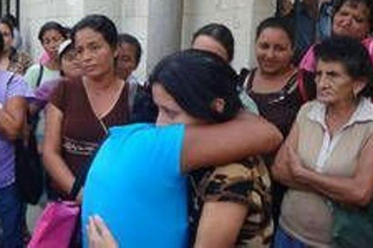 Sonia Tabora saat disambut keluarganya ketika dibebaskan dari sebuah penjara di El Salvador.