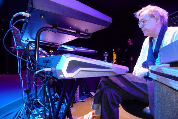 Pelopor musik elektronik asal Jerman Klaus Schulze meninggal dunia di usia 74 tahun pada 26 April 2022.