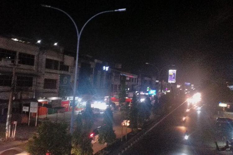 Lampu PJU padam di sepanjang Jalan Jenderal Sudirman, Kota Pekanbaru, Riau, Senin (1/2/2021).