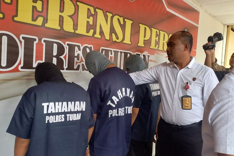 Para tersangka aksi pengeroyokan pengunjung warung kopi di Jalan RE Martadinata, Tuban, berhasil ditangkap polisi di rumah masing-masing, Selasa (6/2/2024).