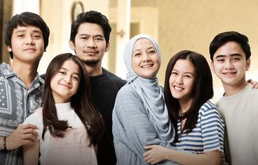 Sajadah Panjang: Sujud dalam Doa merupakan serial religi yang akan segera tayang di Vidio