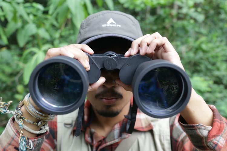 Kegiatan pengamatan burung atau bird watching di TWA Kerandangan.