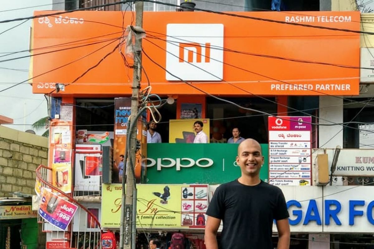 Manu Kumar Jain di depan peritel ponsel Xiaomi di India.