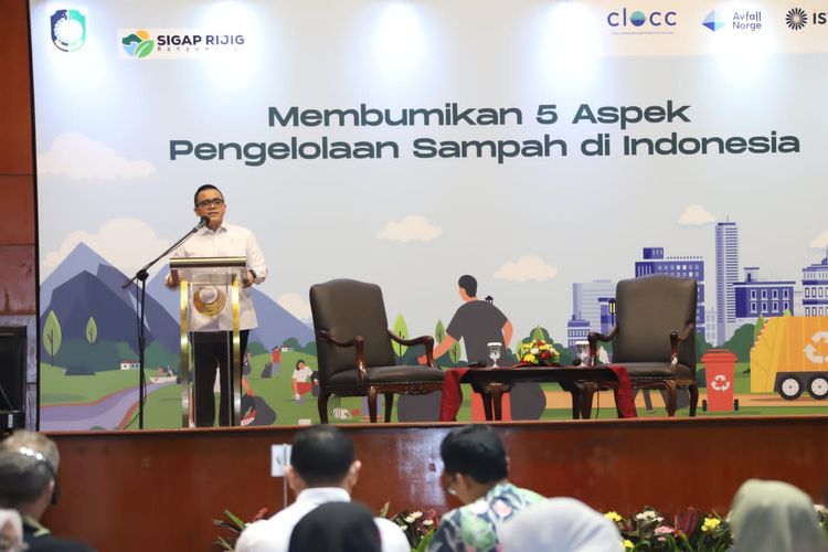 Menteri Pendayagunaan Aparatur Negara dan Reformasi Birokrasi (Menpan RB) Abdullah Azwar Anas menghadiri peluncuran buku Membumikan 5 Aspek Pengelolaan Sampah di Jakarta, Senin (5/2/2024). 
