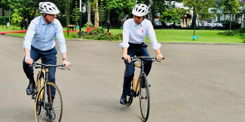 (FILES) This file handout photo taken and released by the Presidential Palace on June 6, 2022 shows Indonesia's President Joko Widodo (R) and Australia's Prime Minister Anthony Albanese (L) riding bamboo bicycles at the Presidential Palace in Bogor, West Java. As Indonesian President Joko Widodo led Australia's Anthony Albanese around the lush gardens of a presidential palace south of Jakarta earlier this month, he presented the new Australian prime minister with an unusual gift: a bamboo bike. LAILY RACHEV / PRESIDENTIAL PALACE / AFP
