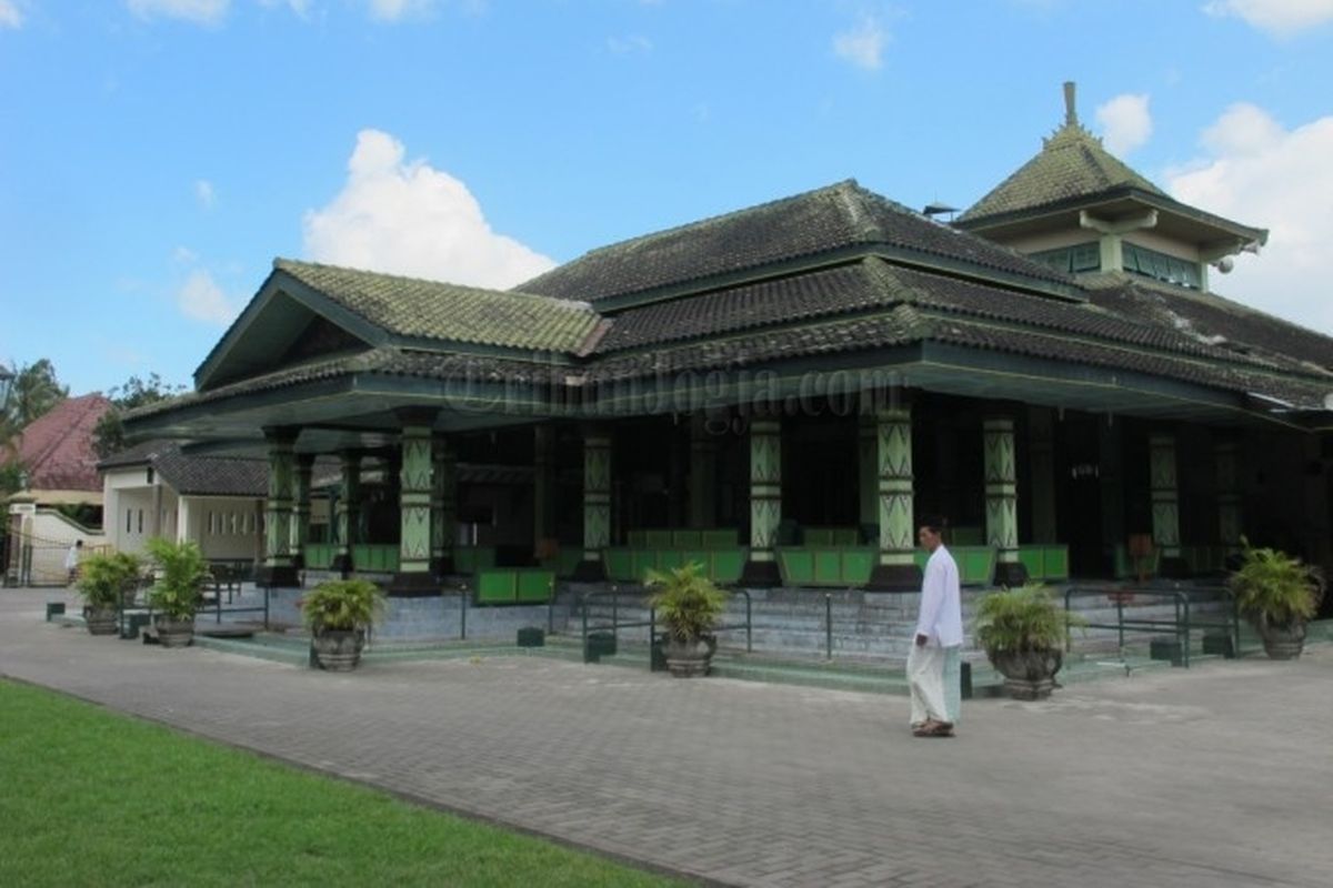 Tampak muka Masjid Pathok Negoro Wonokromo di Wonokromo, Pleret, Bantul, Yogyakarta 
