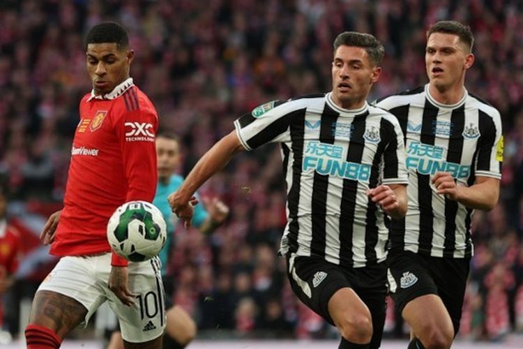 Penyerang Manchester United, Marcus Rashford (kiri), berebut bola dengan pemain Newcastle United, Fabian Schar, pada laga final Piala Liga Inggris atau Carabao Cup 2022-2023. Terkini, Man United akan bertemu Newcastle pada laga babak 16 besar Carabao Cup 2023-2024.