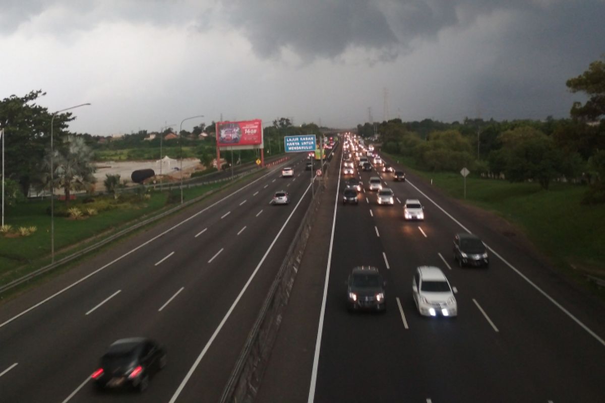 Lalu lintas Tol Jakarta-Cikampek menuju Jakarta dipantau dari KM 57 nampak padat. 