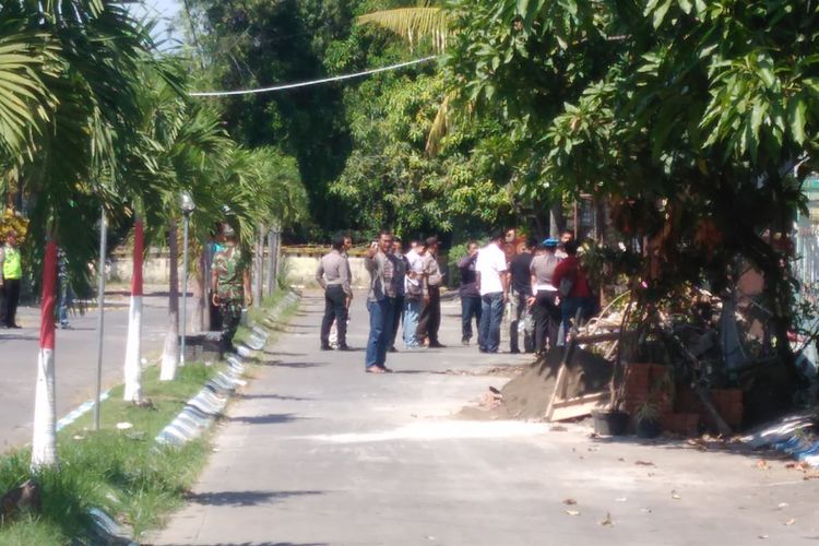 Rombongan Kapolresta Sidoarjo Kombes Pol Himawan Bayu Aji saat meninjau rumah terduga teroris, Senin (14/5/2018)