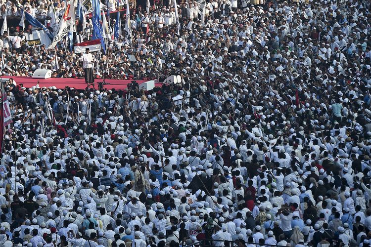 Cawapres nomor urut 02 Sandiaga Uno menyampaikan orasi politik saat kampanye akbar di Stadion Gelora Bung Karno, Senayan, Jakarta, Minggu (7/4/2019).