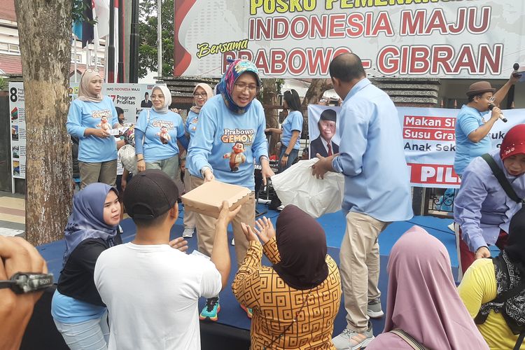 Aksi bagi-bagi nasi kotak dan susu gratis kampanyekan program Prabowo - Gibran di Lumajang, Minggu (3/12/2023)