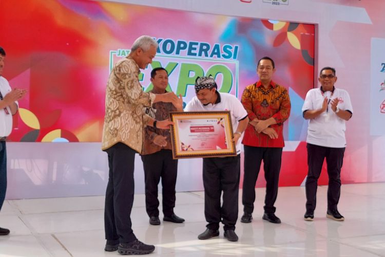Gubernur Jawa Tengah Ganjar Pranowo menyerahkan penghargaan untuk Bupati Semarang Ngesti Nugraha