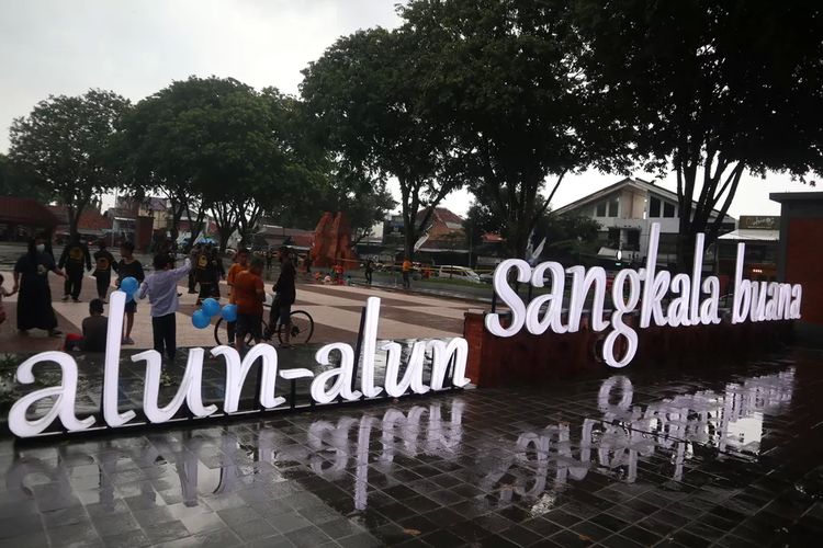 Alun-alun Sangkala Buana, destinasi wisata baru di Kota Cirebon, Jawa Barat. Lokasi alun-alun ini berdekatan dengan Keraton Kasepuhan dan Masjid Agung Sang Cipta Rasa.