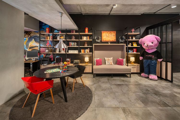 Interior penuh warna dan nuansa playful di Moxy Bandung, menghadirkan suasana santai dan kreatif yang jadi ciri khas pengalaman menginap di sini 
