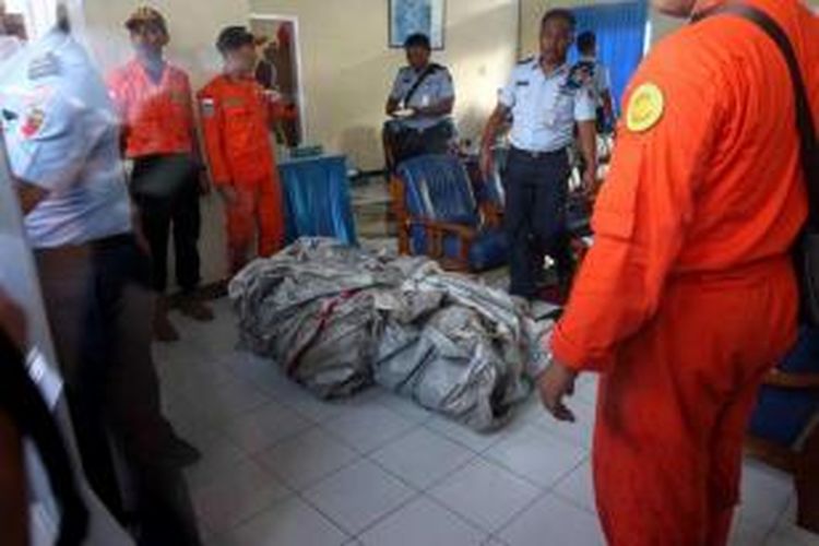 Tim SAR membawa temuan barang dan serpihan dalam operasi pencarian pesawat AirAsia QZ 8501, di Posko Utama Pencarian Pesawat Lanud Iskandar, Pangkalan Bun, Kalimantan Tengah, Selasa (30/12/2014). Sejumlah barang dan jenazah sudah berhasil diangkat oleh tim SAR dari laut.