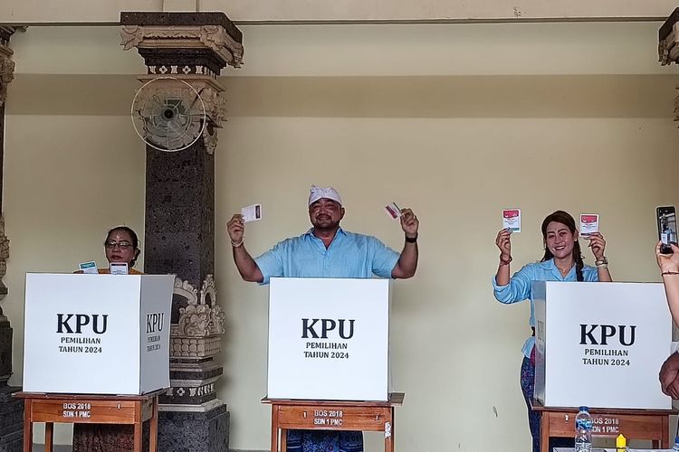 Calon Gubernur Bali nomor urut 1, Made Muliawan Arya alias De Gadjah, saat mengunakan hak pilihnya di tempat pemungutan suara (TPS) 12 Jalan Gunung Batur, Pemecutan, Kota Denpasar, Bali, Rabu (27/11/2024).