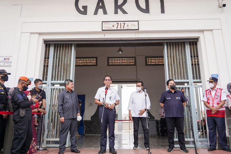 Direktur Utama PT KAI Didiek Hartantyo ditemani Menteri Perhubungan Budi Karya Sumadi dan Menteri BUMN Erick Thohir saat meresmikan reaktivasi jalur kereta api Garut-Cibatu, Kamis (24/3/2022).