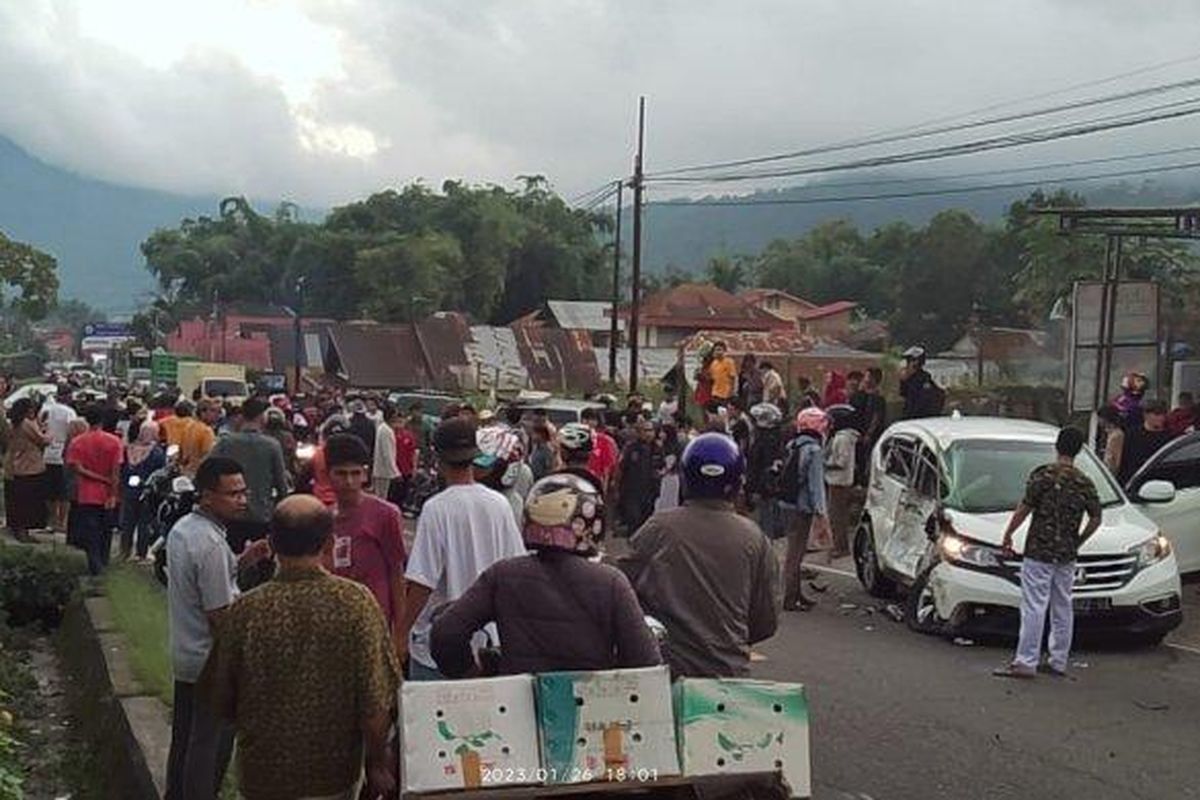 Kecelakaan beruntun di Jalur Lintas Padang Panjang-Bukittinggi, Sumatera Barat, Kamis (26/1/2023).

