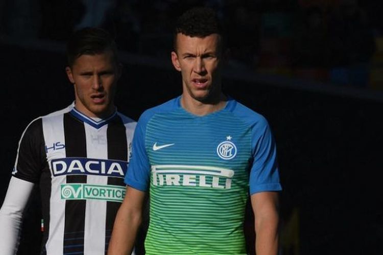 Pemain Inter Milan, Ivan Perisic (depan), tampil dalam laga Serie A kontra Udinese di Dacia Arena, Minggu (8/1/2017).