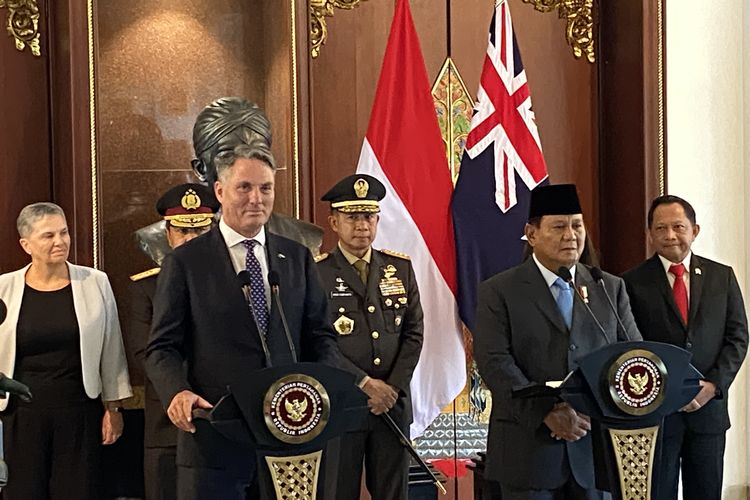 Wakil Perdana Menteri sekaligus Menteri Pertahanan Australia Richard Marles menemui Menteri Pertahanan RI Prabowo Subianto di tengah rencana Negeri Kanguru membangun armada Angkatan Laut terbesar sejak Perang Dunia II.  Pertemuan digelar di Kantor Kementerian Pertahanan (Kemenhan), Jakarta Pusat, Jumat (23/2/2024).