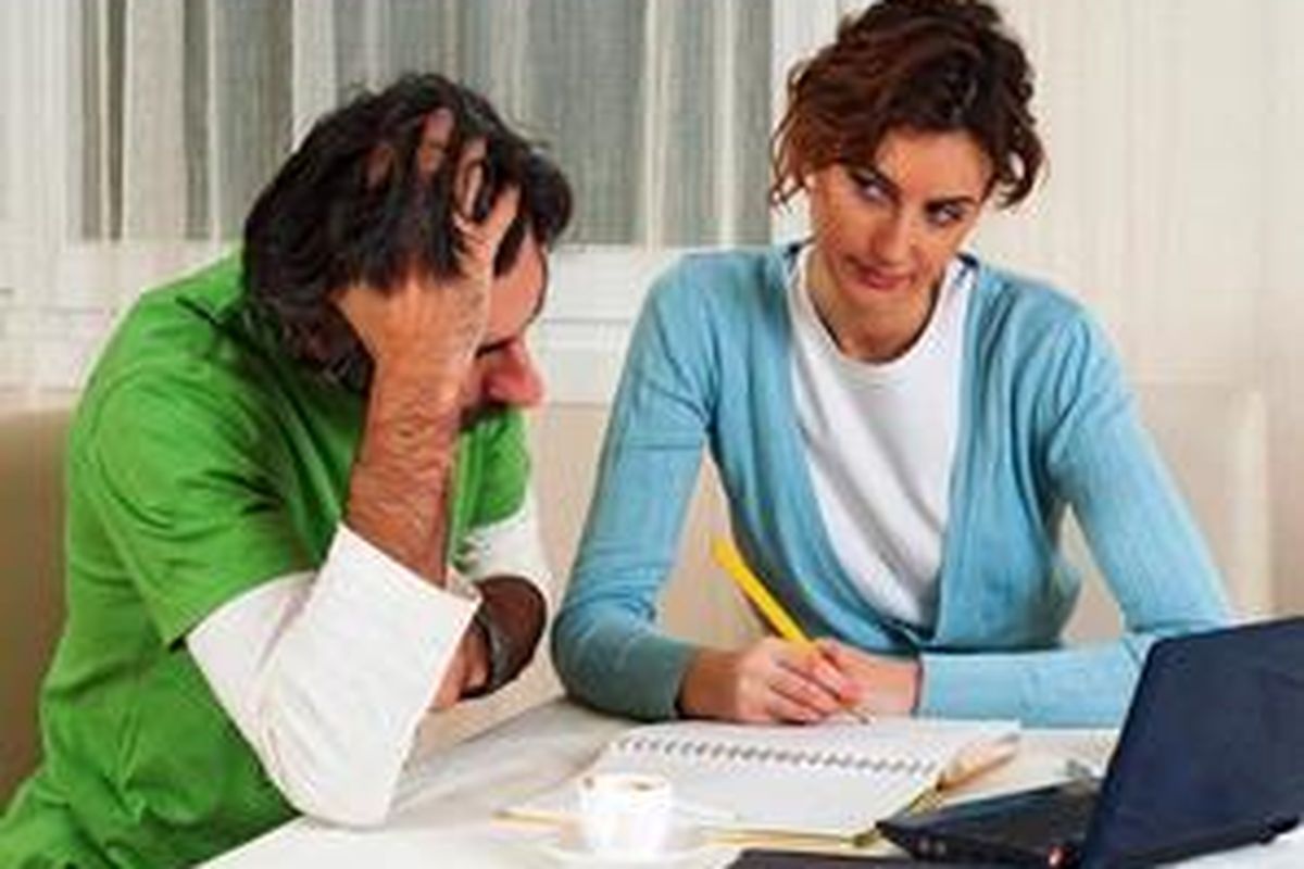 Hitung ulang berapa penghasilan Anda per bulan, lalu hitung juga berapa total pengeluaran per bulan. Apakah hasilnya masih surplus?