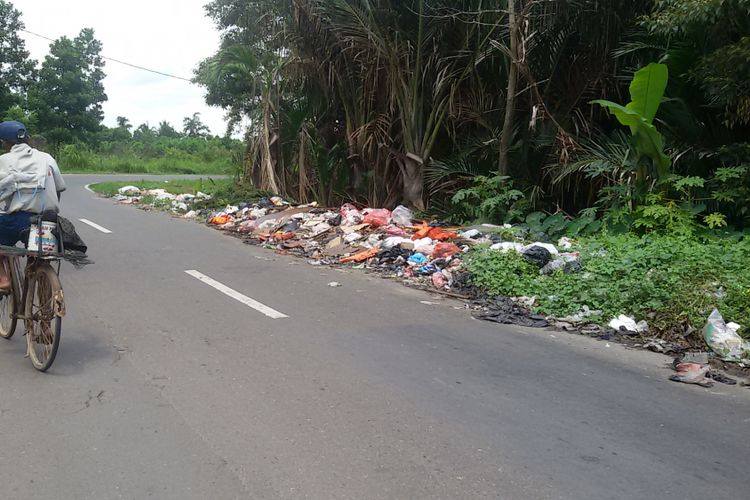 Tumpukan sampah di pinggir Jalan Air Mawar Ketapang, Pangkal Pinang yang dikhawatirkan warga memicu wabah penyakit kulit dan diare.