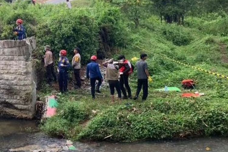 Petugas dari Polres Banjar Kalsel melakukan olah tempat kejadian penemuan mayat pria tanpa identitas yang ditemukan tewas tertimpa potongan beton, Senin (3/6/2024).