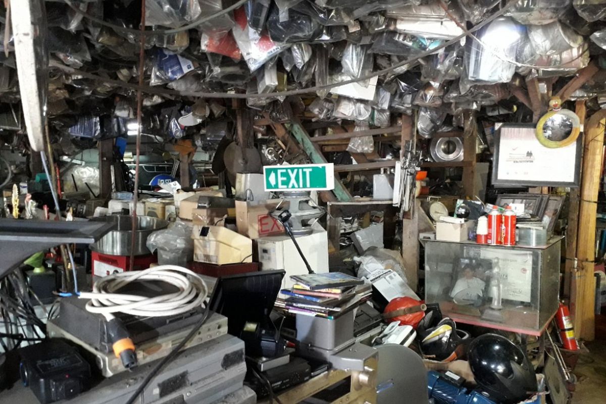 Berbagai jenis barang rongsok dibiarkan menumpuk di lantai satu Mal Rongsok, Depok, Selasa (22/5/2018).