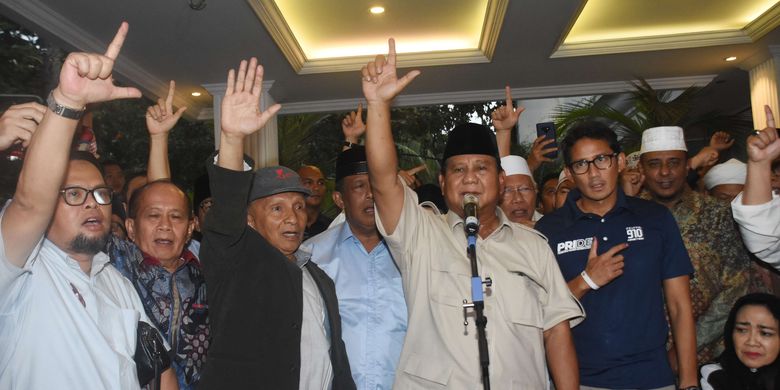 Capres nomor urut 02 Prabowo Subianto (tengah) bersama Cawapres Sandiaga Uno dan petinggi partai pendukung mengangkat tangan saat mendeklarasikan kemenangannya pada Pilpres 2019 kepada awak media di kediaman Kertanegara, Jakarta, Kamis (18/4/2019). Prabowo kembali mendekalarasikan kemenangannya versi real count internal BPN sebesar 62 persen.