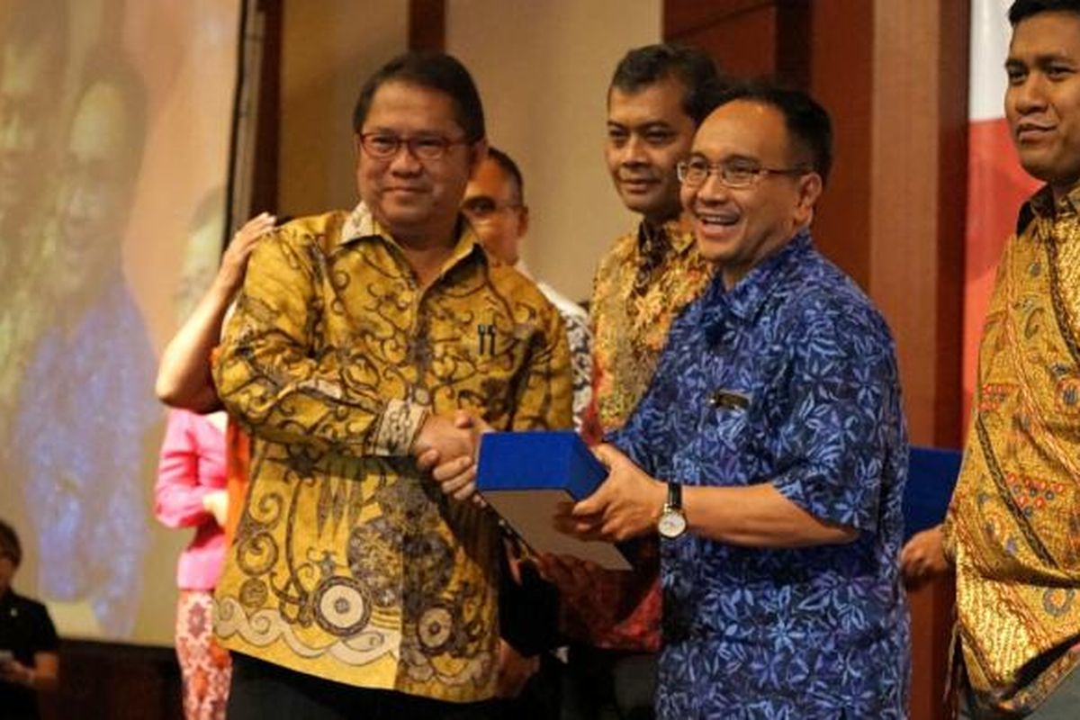 Menteri Komunikasi dan Informatika Rudiantara menyerahkan penghargaan Indonesia Print Media Award (IPMA) kategori Gold Winner dari Serikat Perusahan Pers (SPS) kepada Pemimpin Redaksi Harian Kompas Budiman Tanuredjo saat acara malam penganugerahan di Hotel Millenium, Jakarta Pusat, Jumat (3/2/2017).