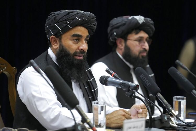 Zabiullah Mujahid, kiri, juru bicara pemerintah Taliban, berbicara dalam konferensi pers di Kabul, Afghanistan, Kamis, 30 Juni 2022.
