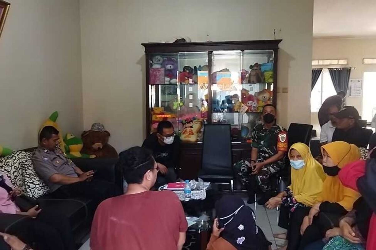 Puluhan emak-emak geruduk rumah pemilik tabungan paket lebaran di Padalarang, Kabupaten Bandung Barat pada Rabu, (27/4/2022).